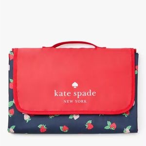 NWT Kate Spade Strawberry Toss Packable Picnic Blanket